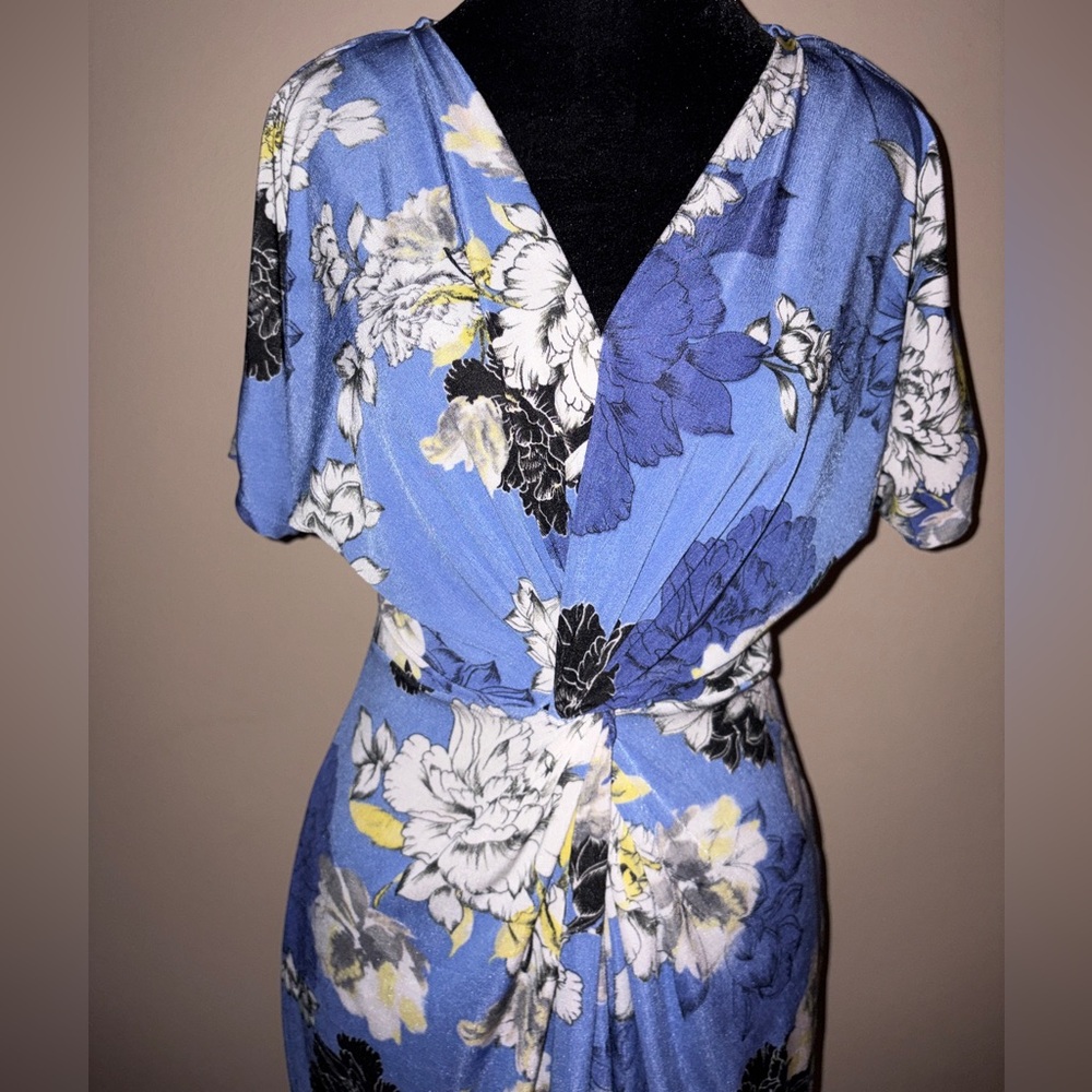 Blue and White Floral Midi Dress by Jennifer Lopez - Picture 4 of 8